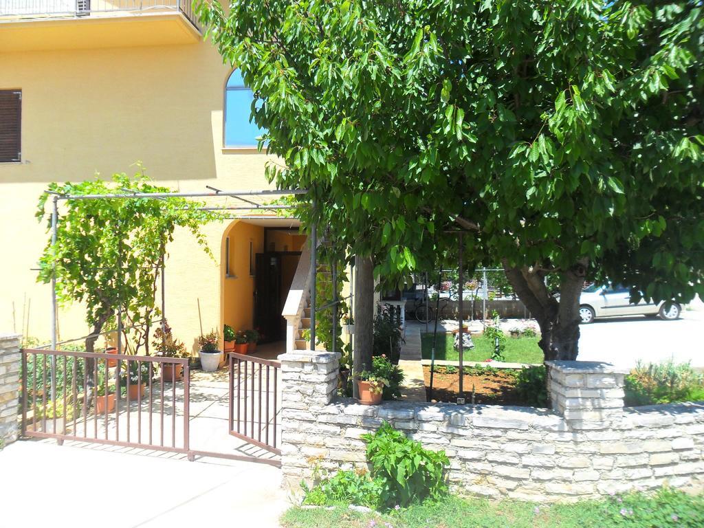 Apartments Stana Sukošan Екстериор снимка